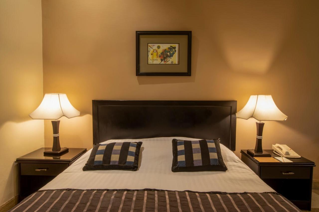 Century Park 4*